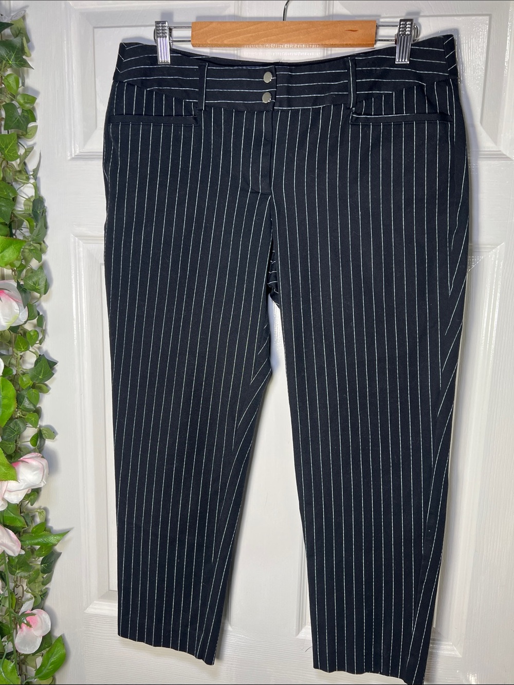 🌼NWOT Apt. 9 Women’s Black Pinstripe Capris